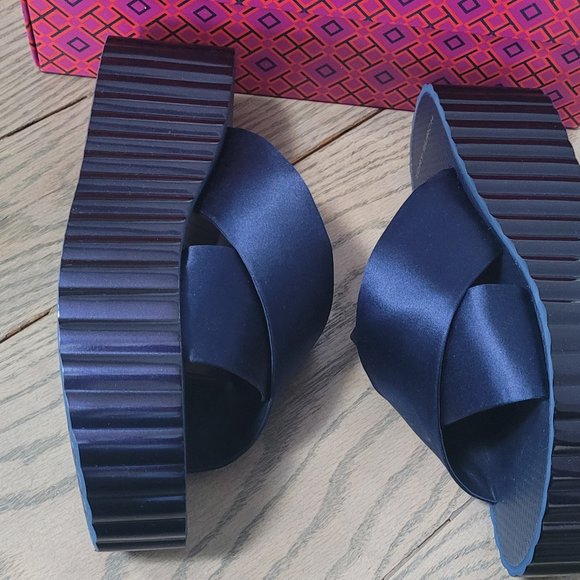 NIB! Tory Burch Scallop Wedge Flip Flop Satin size 10 Perfect Navy NWT - Picture 7 of 11